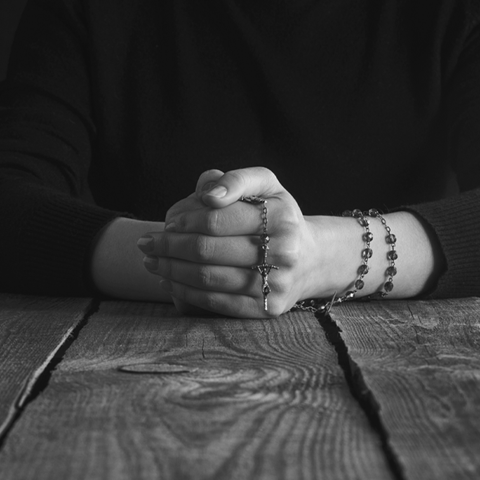 woman-hands-rosary