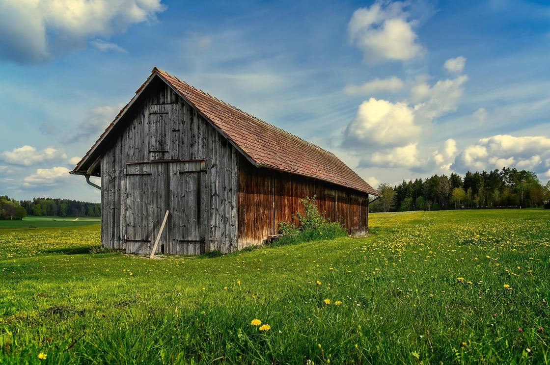 old-wood-barn-in-field