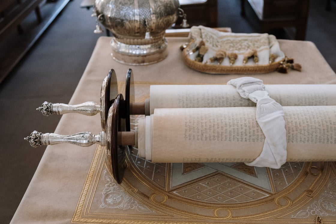 scroll-on-table-in-synagogue