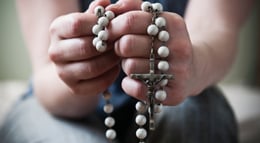 woman-hands-praying-rosary