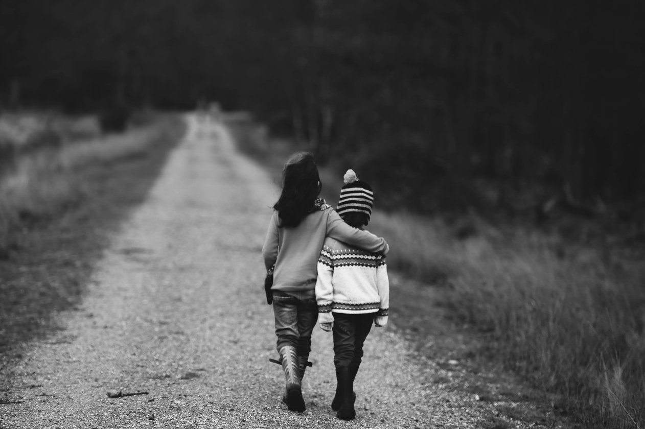 Two kids walking together/Annie Spratt