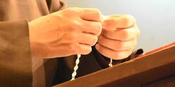 capuchin-hands-rosary