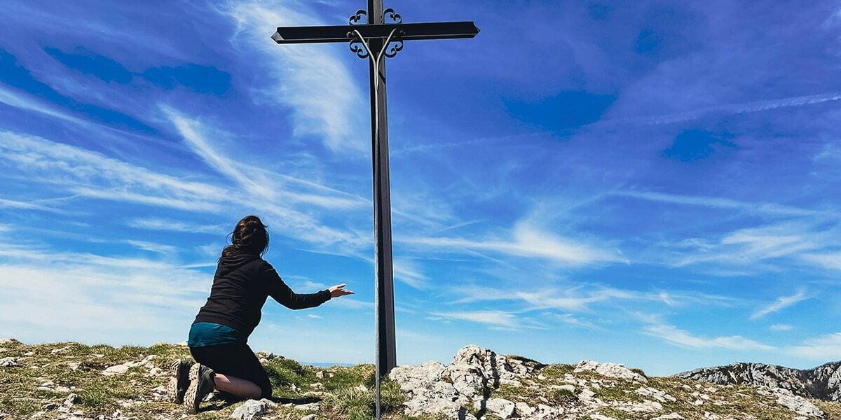 cross_kneeling_woman