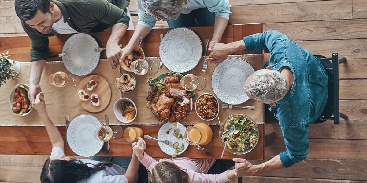 family_dinner_prayer