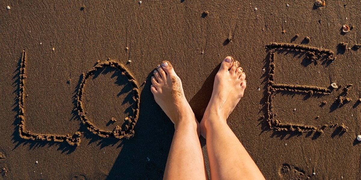 feet_sand_love