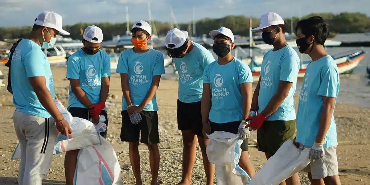 group_volunteers_cleanup