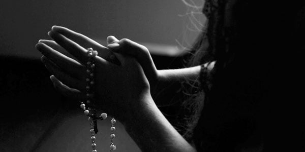 hands-praying-rosary-2.28