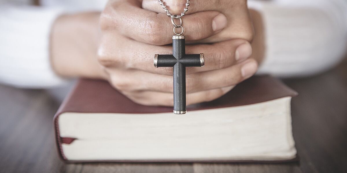 hands_bible_cross