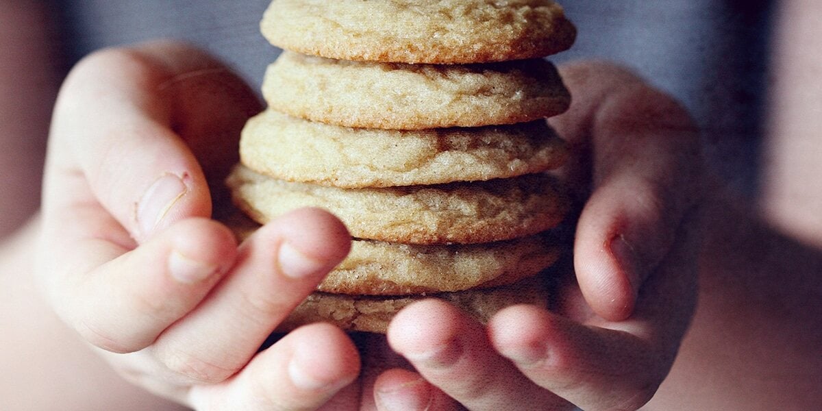 hands_holding_cookies