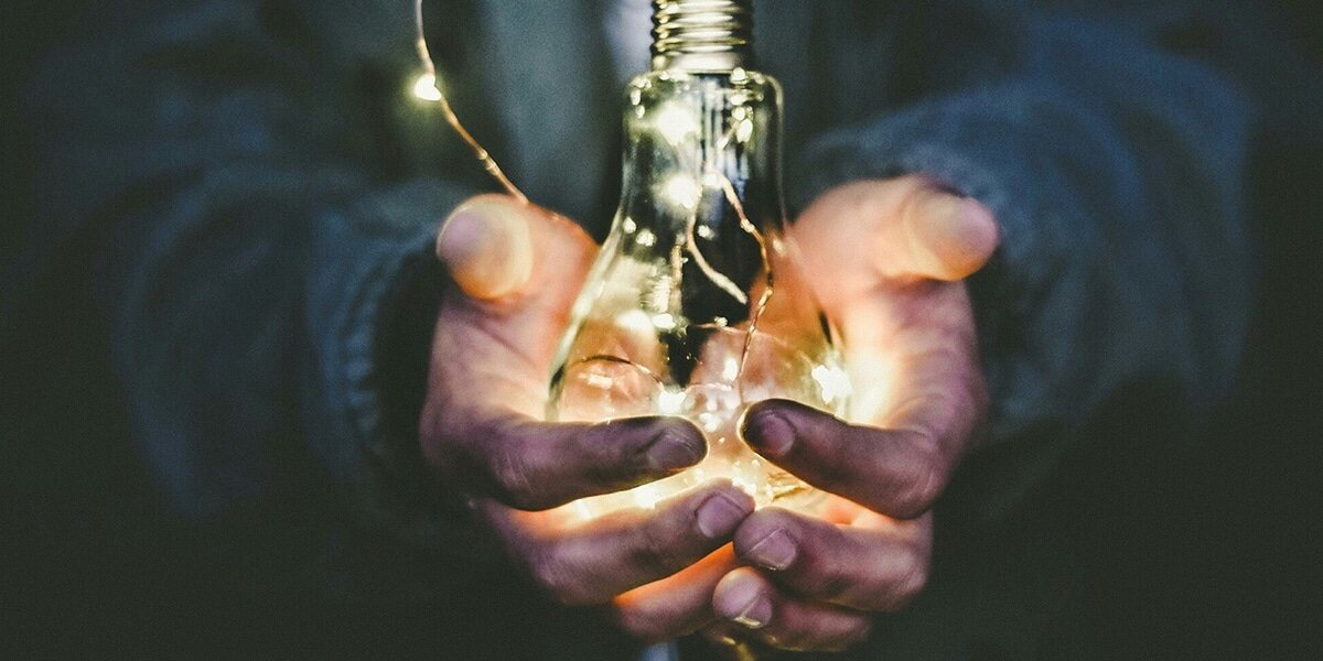 hands_lightbulb_glowing