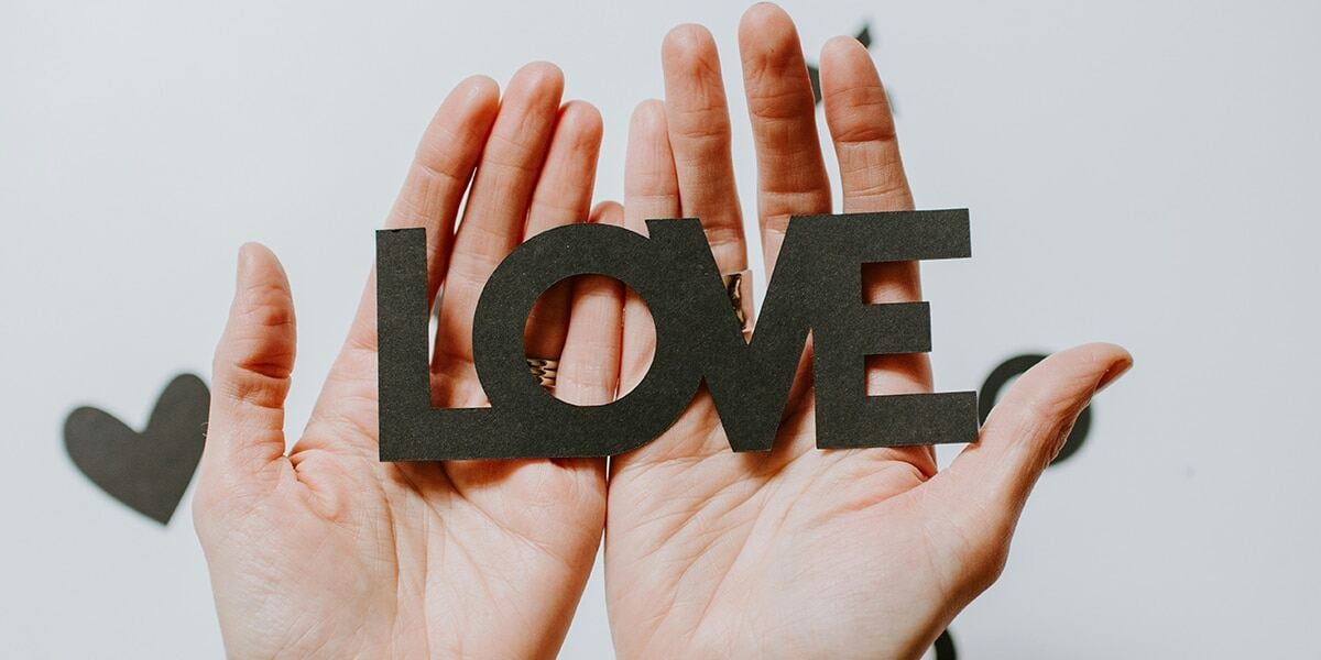 hands_love_paper