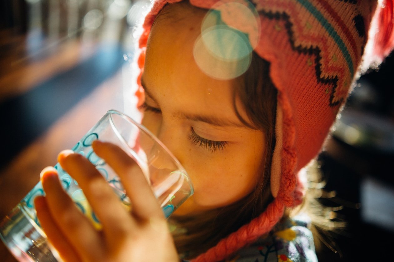 little girl drinking glass of water/johnny-mcclung-uDM99xirqI4-unsplash