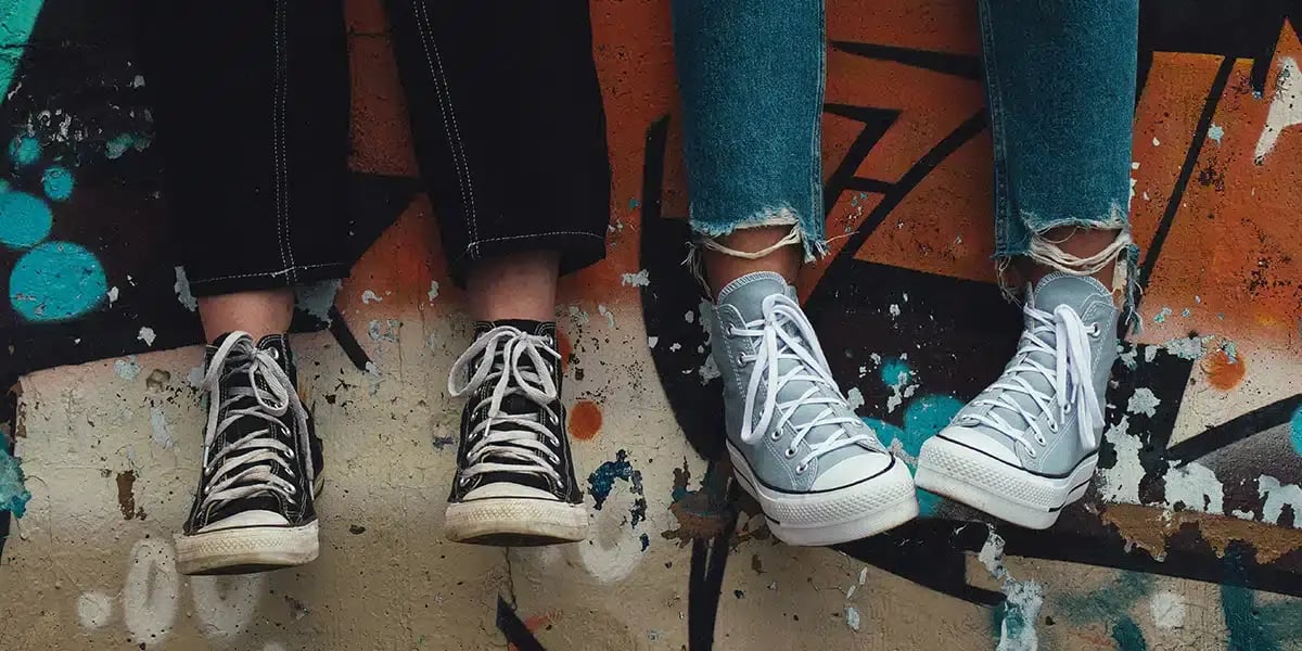 kids_sitting_sneakers