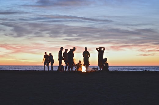 group of friends on the beach/Photo by Kimson Doan on Unsplash