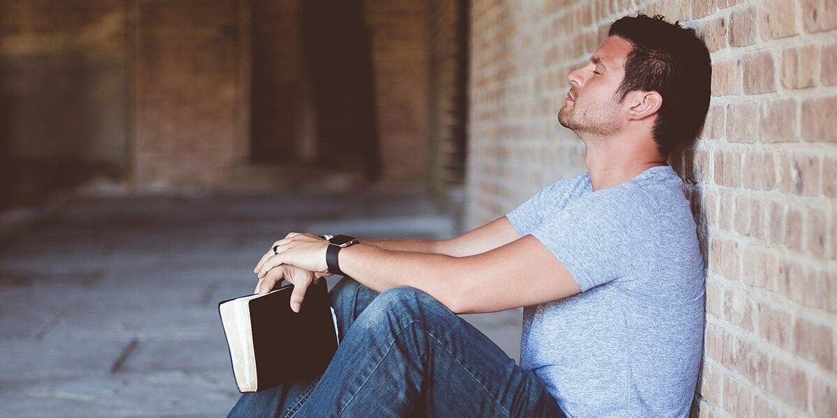 man_praying_bible