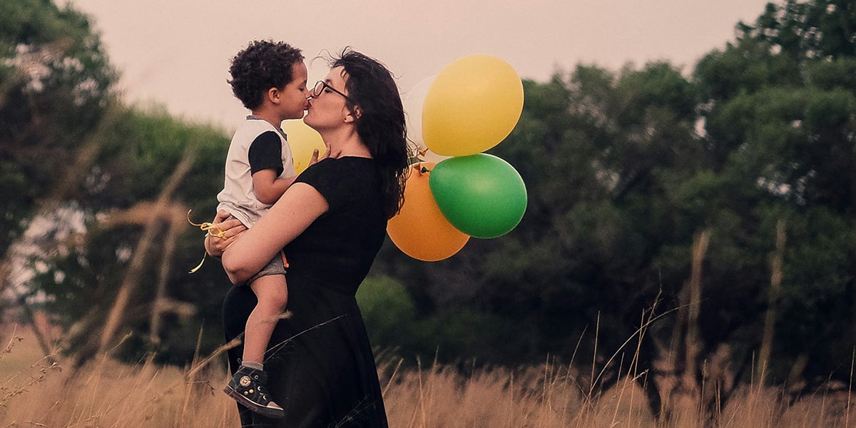 mother_child_kissing