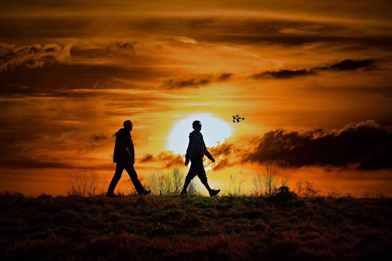 people walking at sunset/Image by Mabel Amber from Pixabay