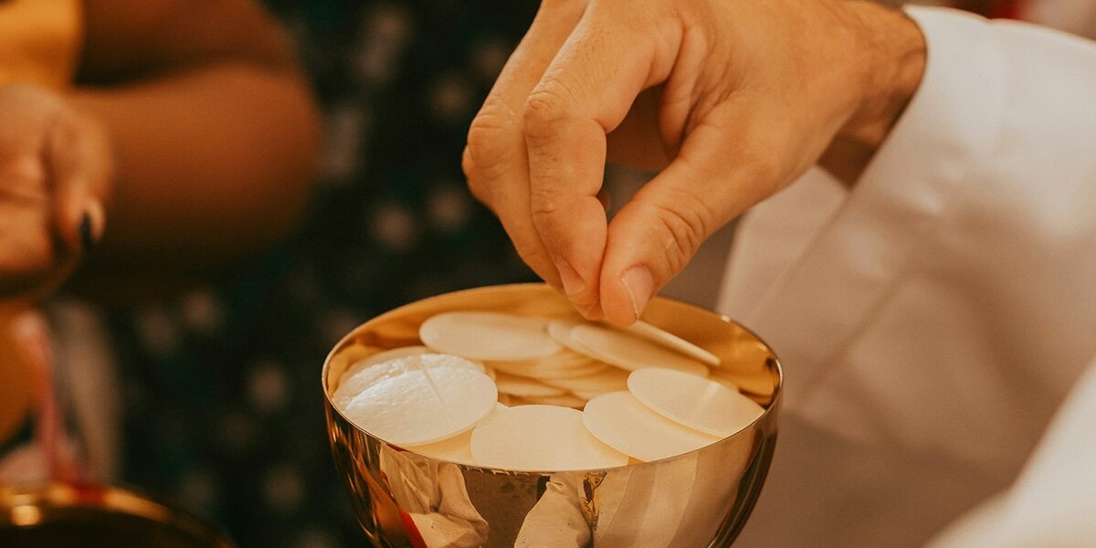 priest_hand_communion