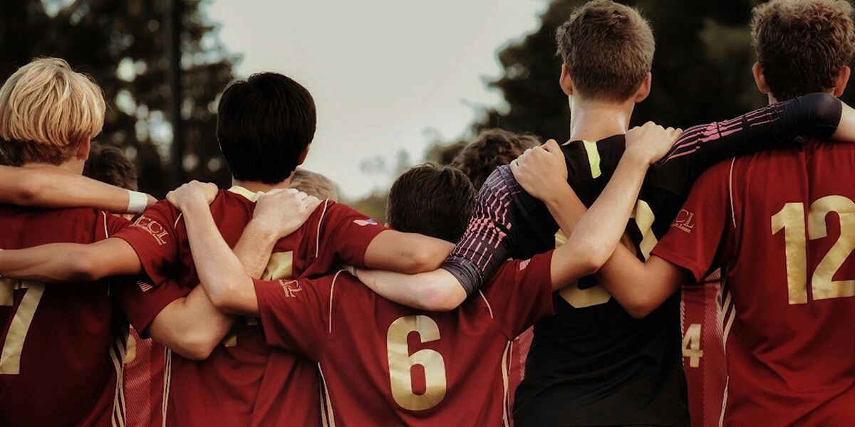 sports_team_huddle