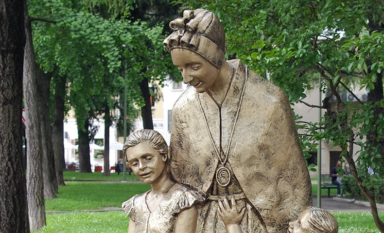 statue-of-saint-magdalene-of-canossa