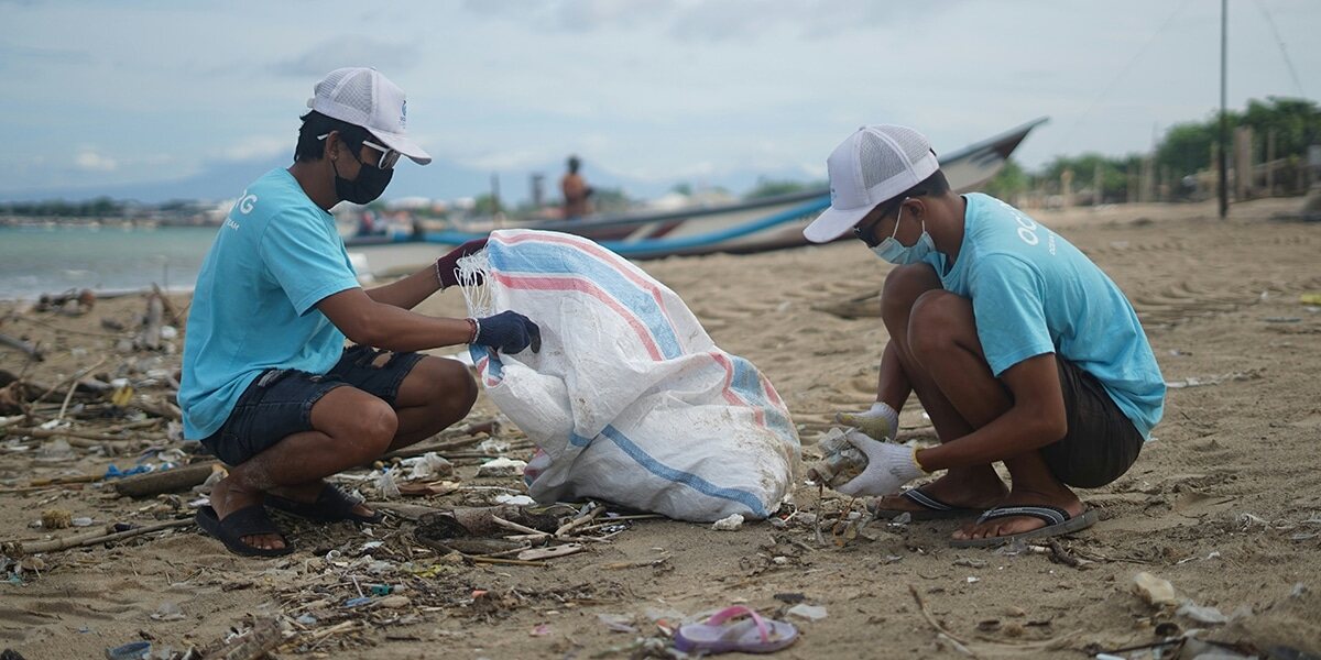 volunteers_beach_cleaning