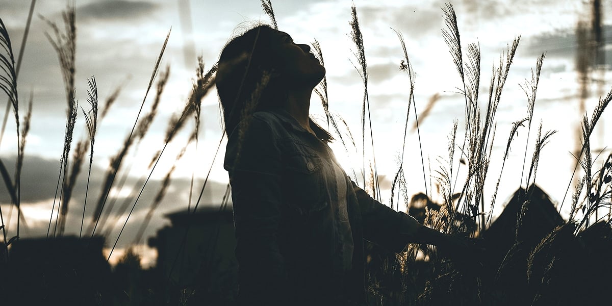 woman-looking-up-sky