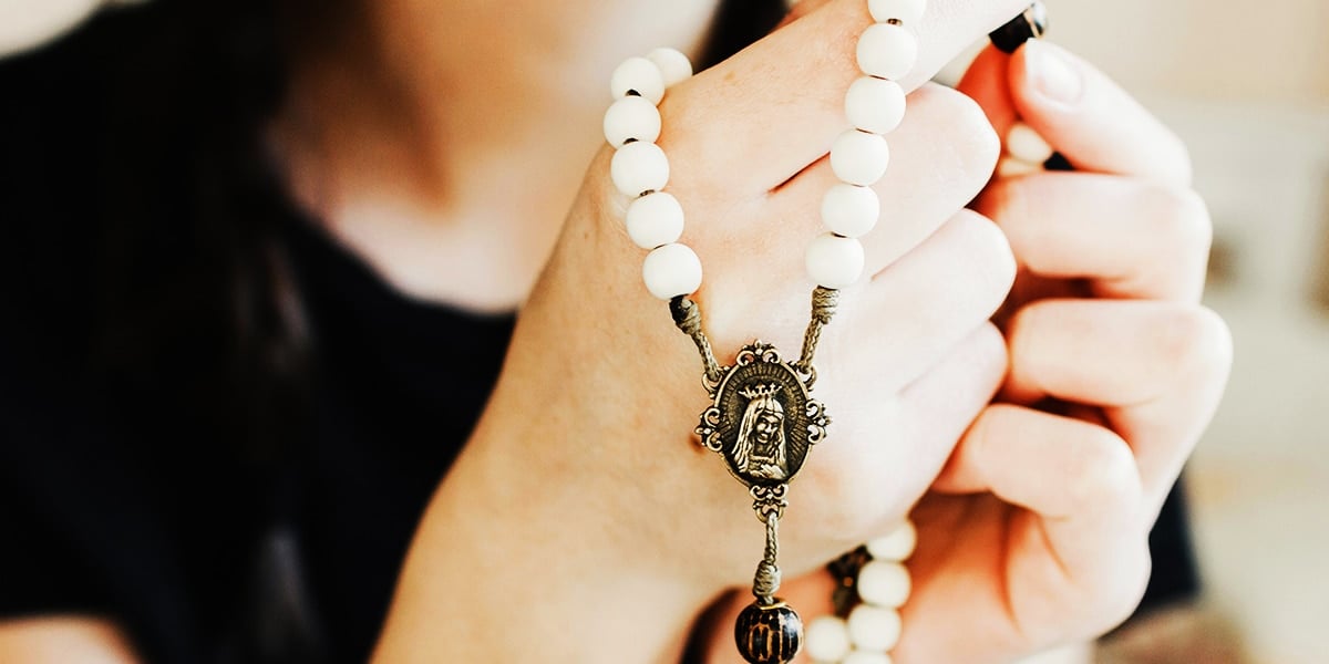 woman-prayer-rosary