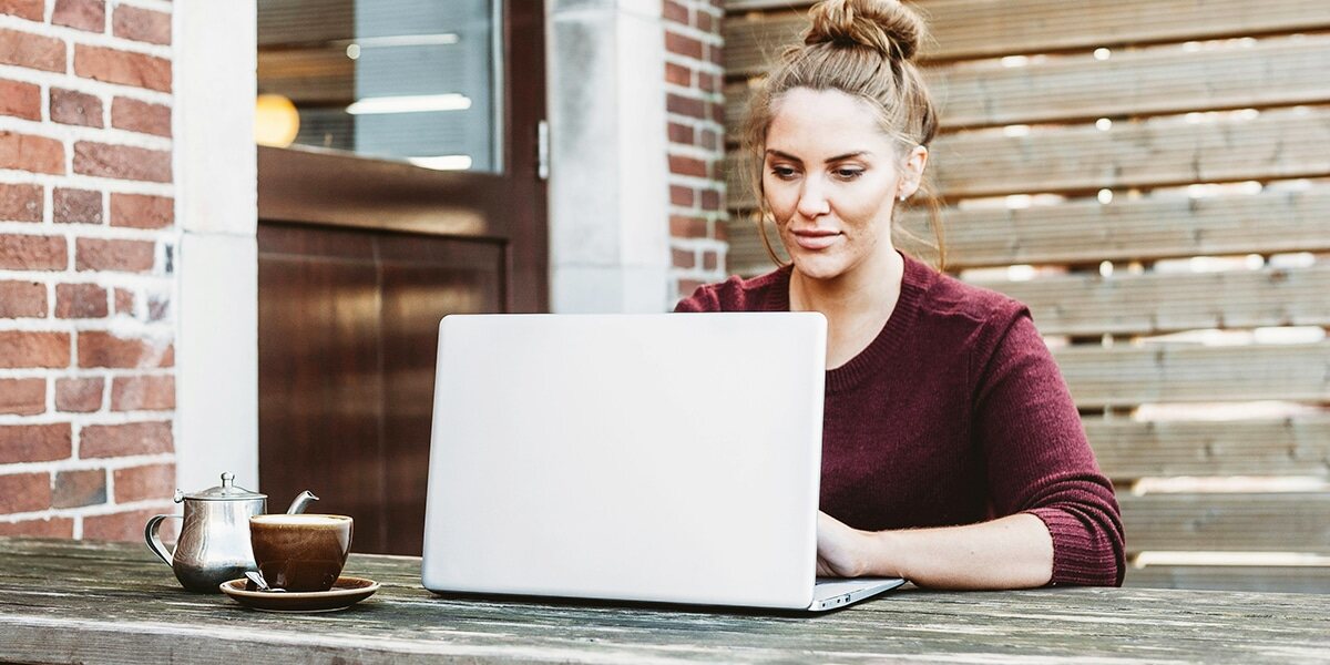 woman_computer_reading