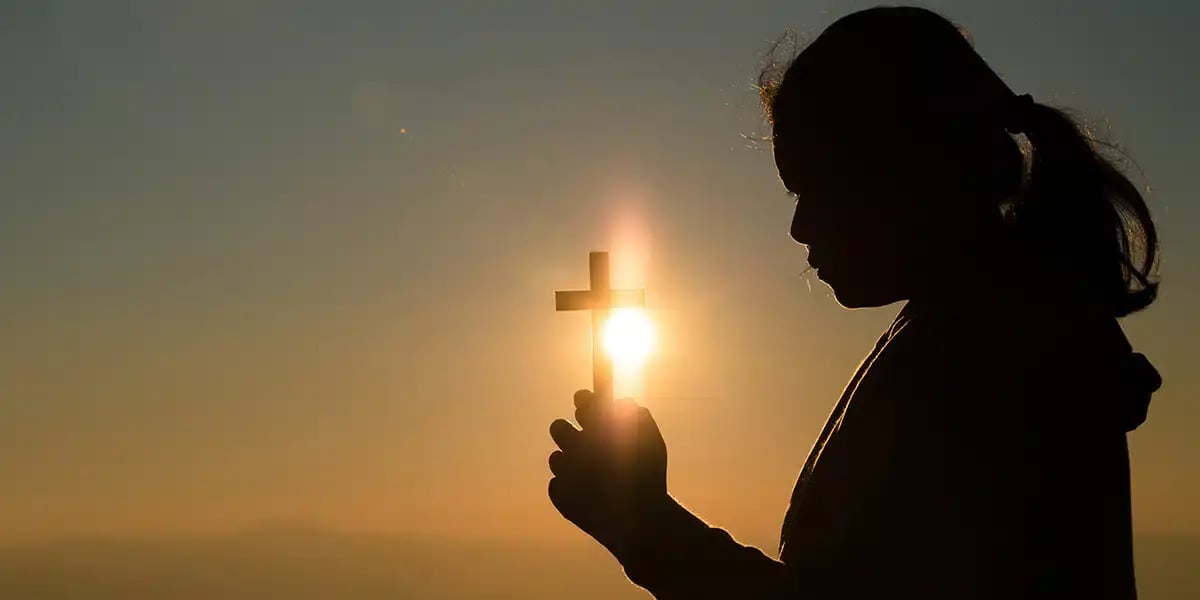 woman_cross-sunset