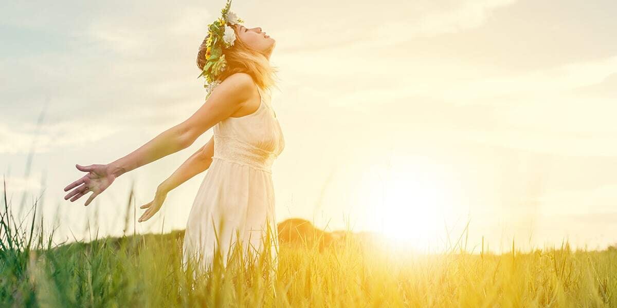 woman_field_sunset