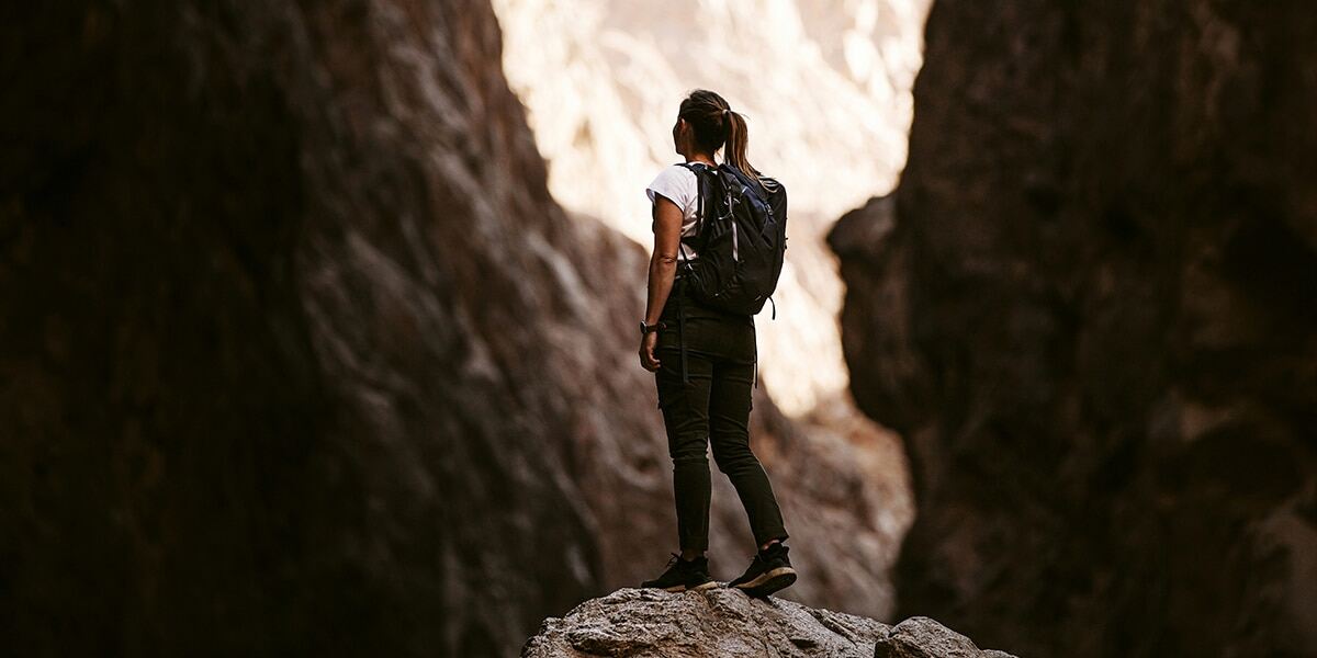 woman_hiking_rockwalls