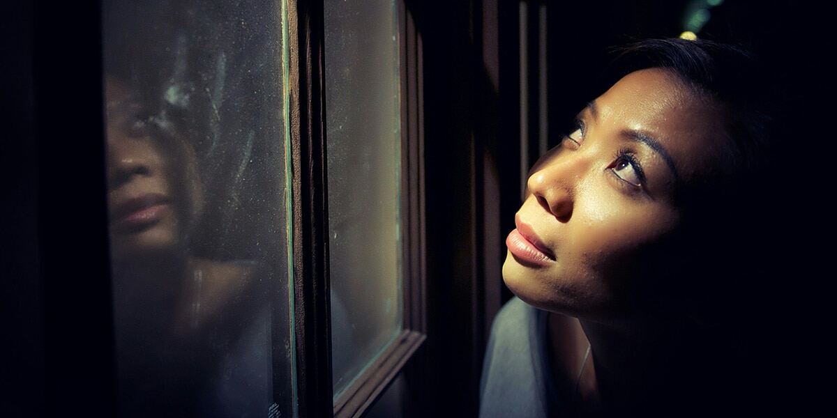 woman_night_window