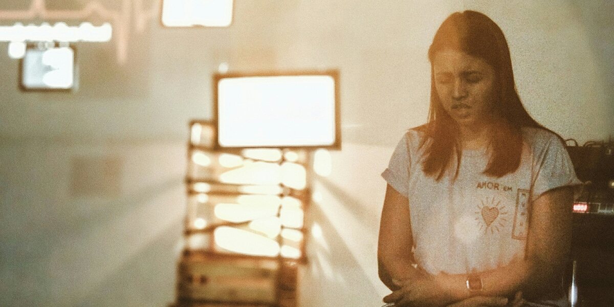 woman_praying_chapel