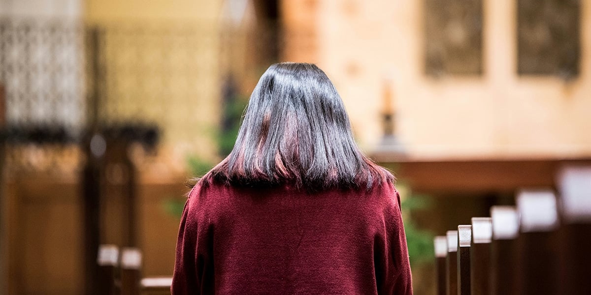 woman_praying_church