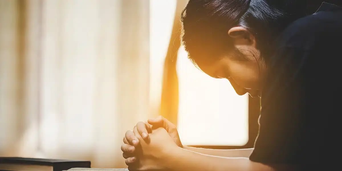 woman_praying_hands