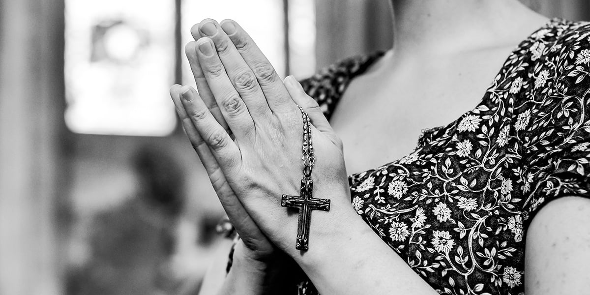 woman_praying_rosary