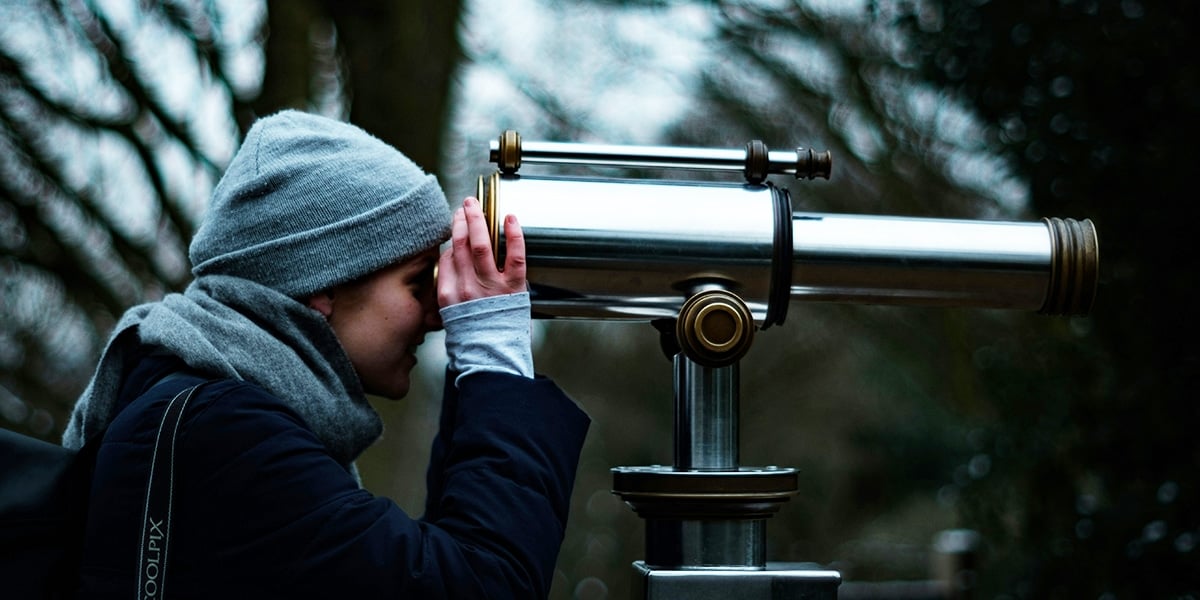 woman_telescope_looking