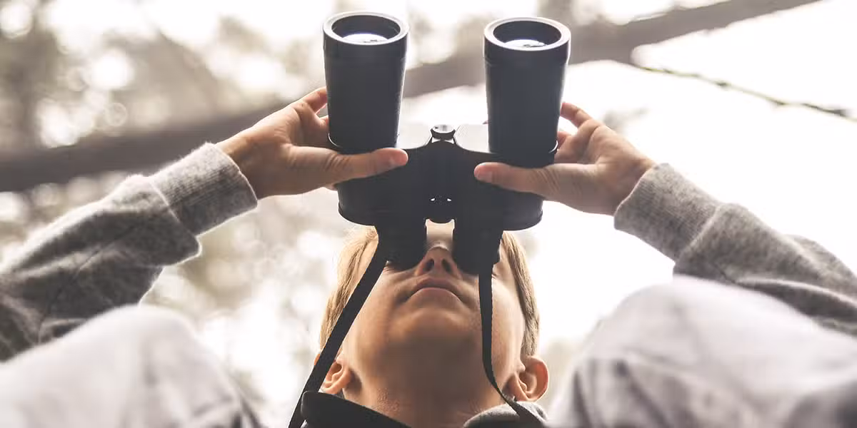 child_searching_binoculars