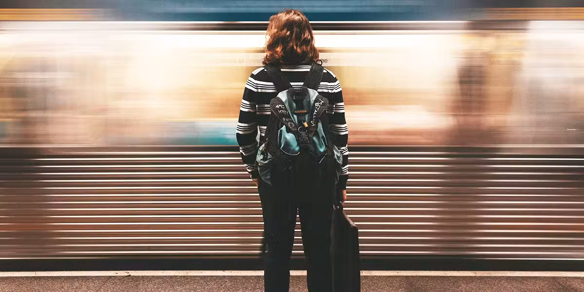 girl_train_waiting