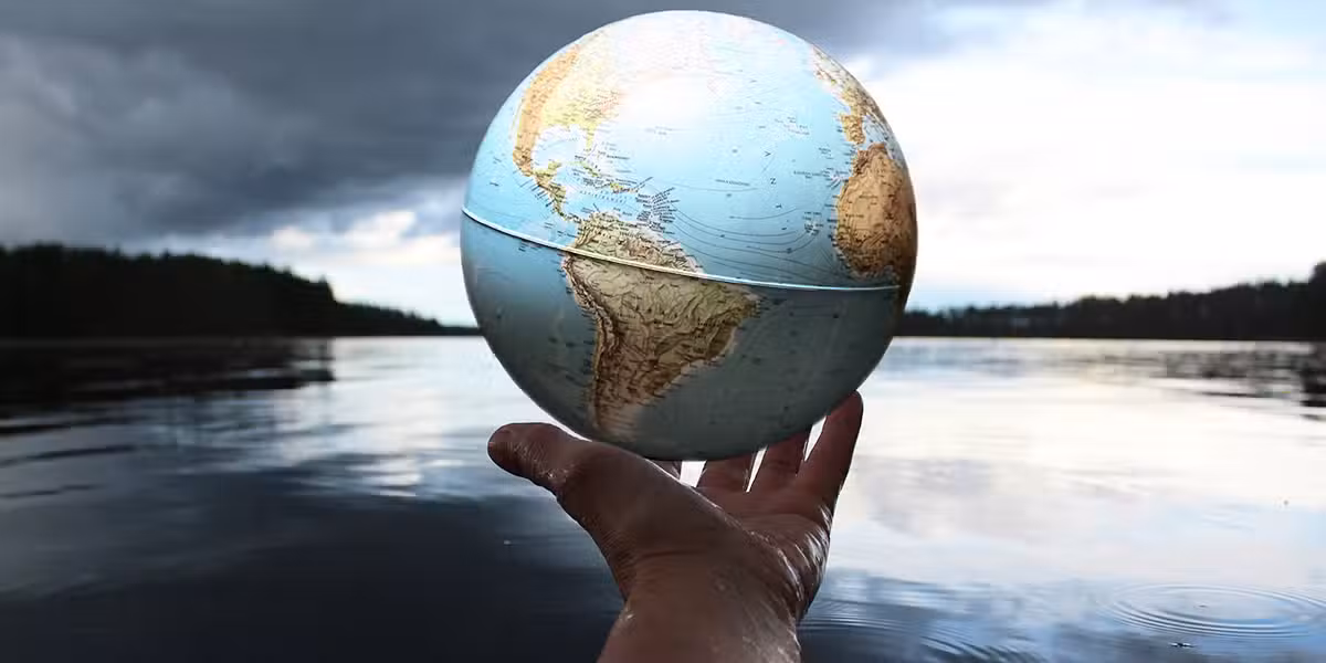 hand_globe_nature
