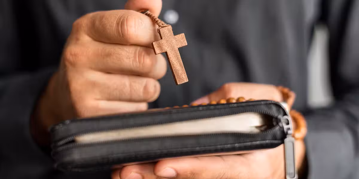 hand_rosary_bible