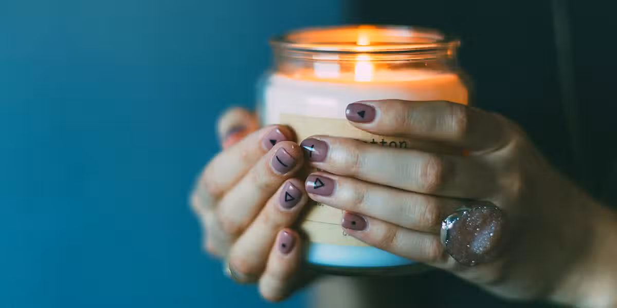 hands_candle_carrying