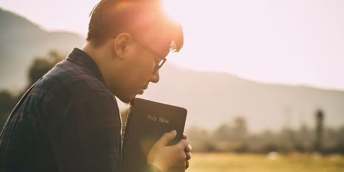 man_bible_praying