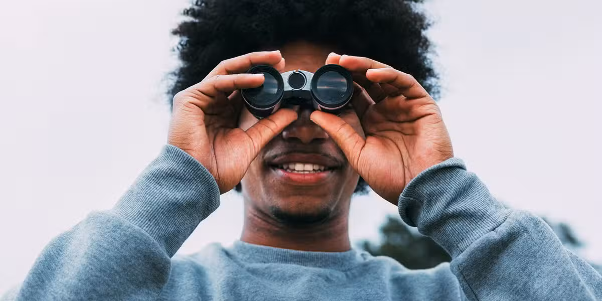 man_focus_binoculars-1