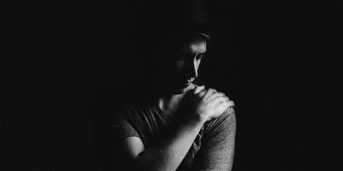 man_shoulder_pain