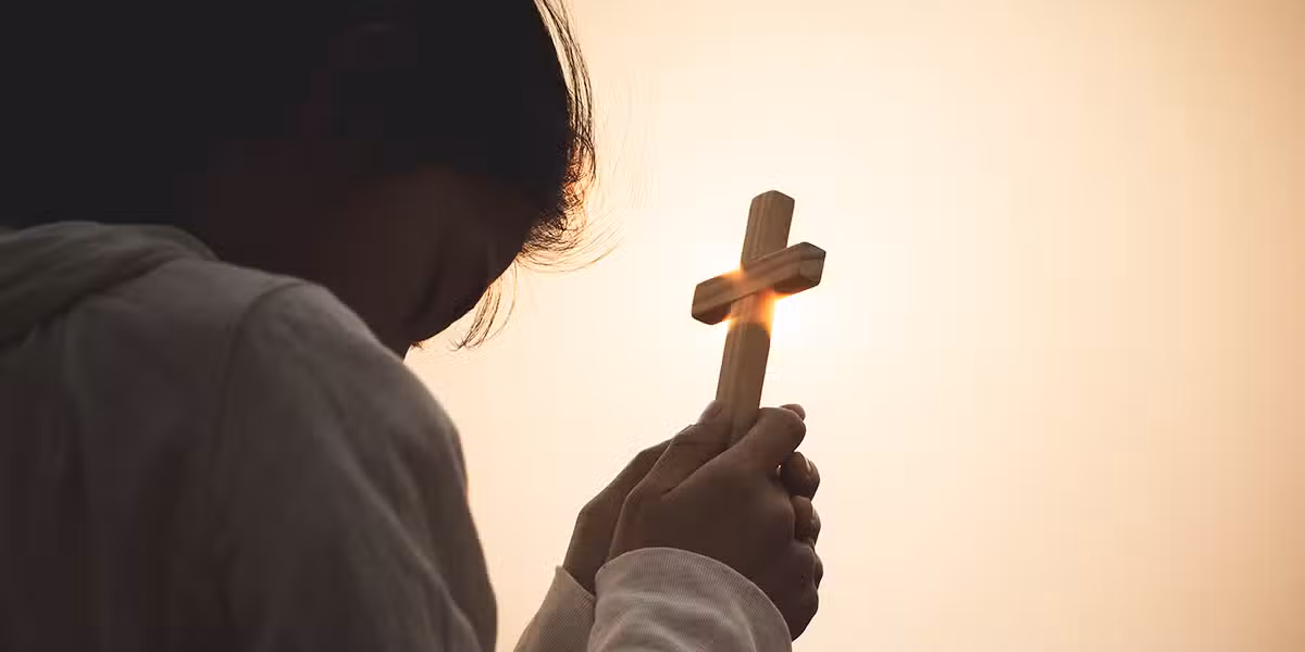 woman_cross_sunrise