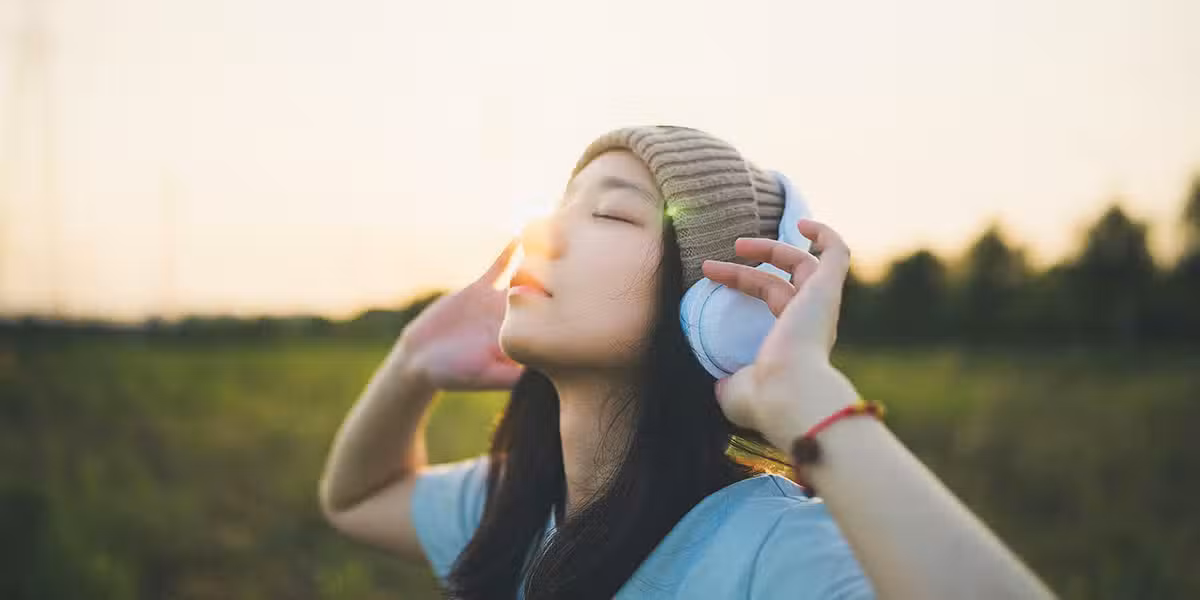 woman_headphones_silence
