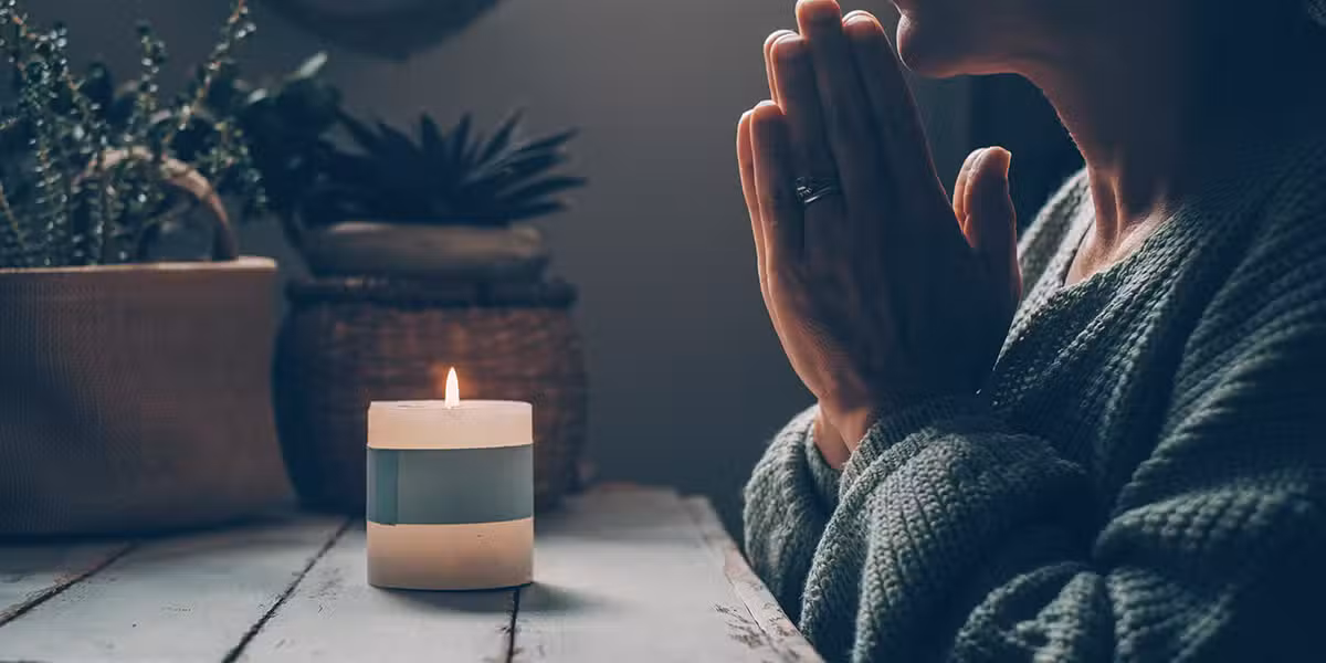 woman_praying_candle