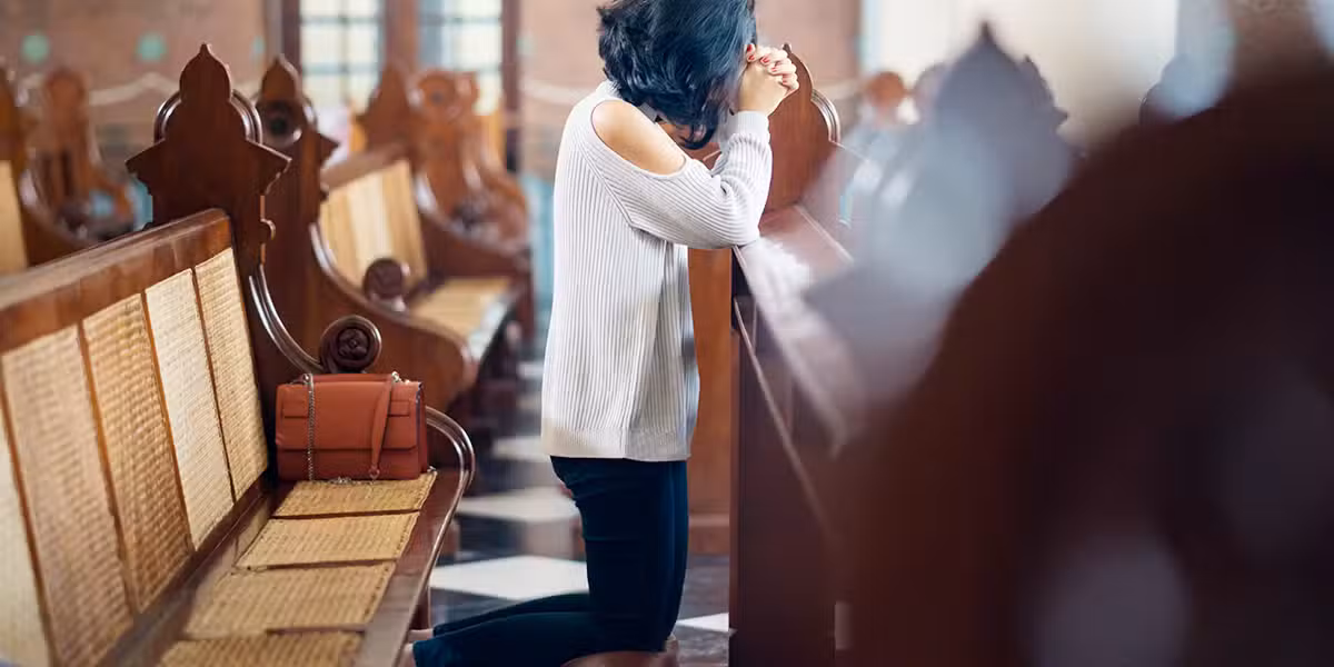 woman_praying_church
