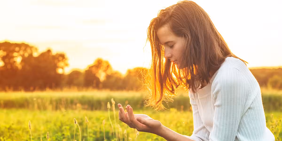 woman_praying_sunlight